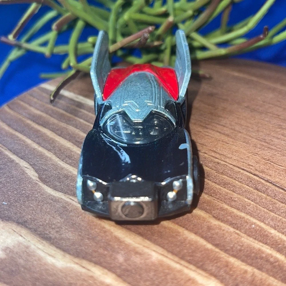 Hot Wheels 2013 Marvel Thor Character Car / Silver 1:64.
